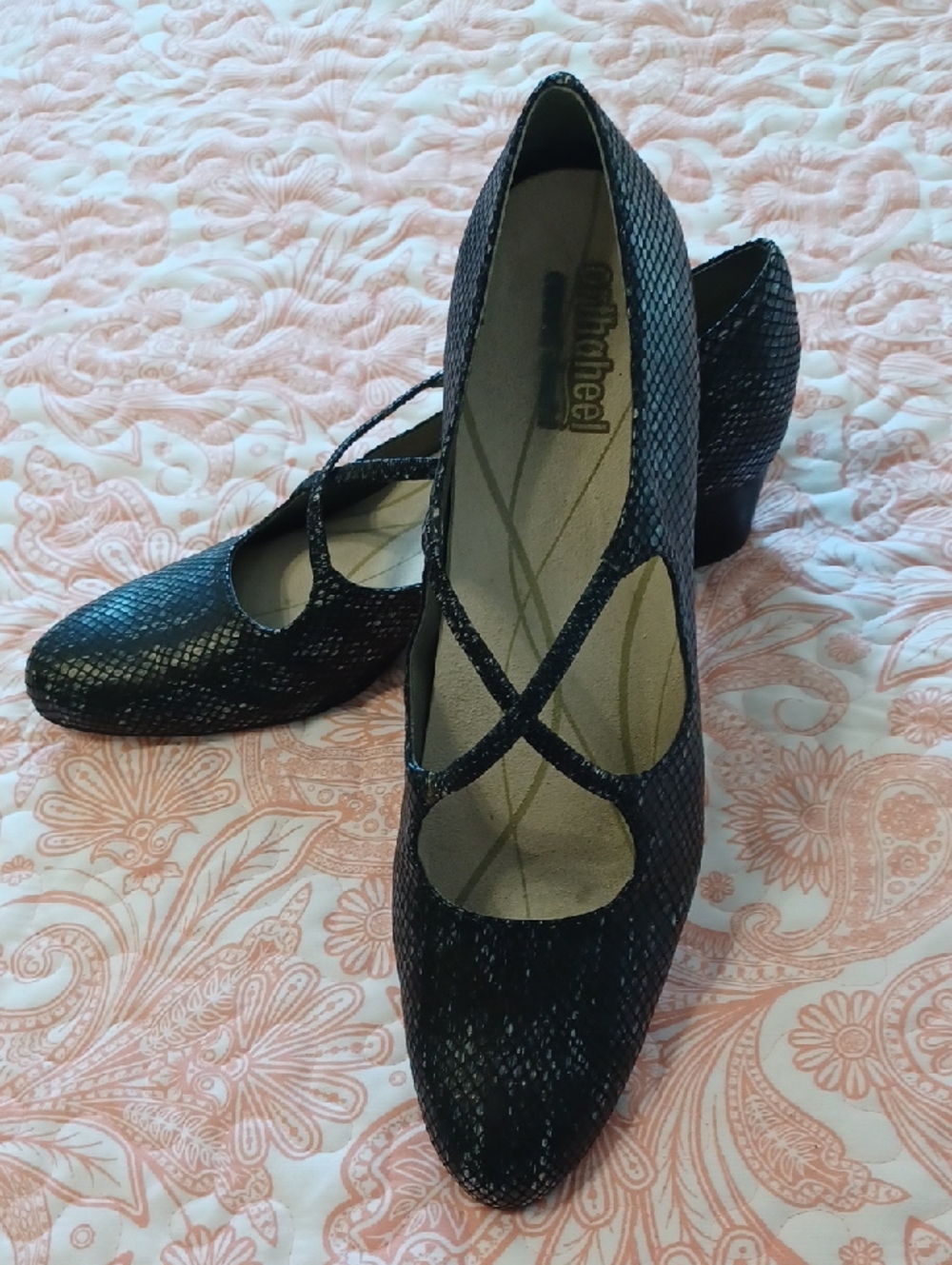 Trotters Sz 10N, comfort Plus Black Snakeskin Cross-Strap Pumps. Padded Inserts